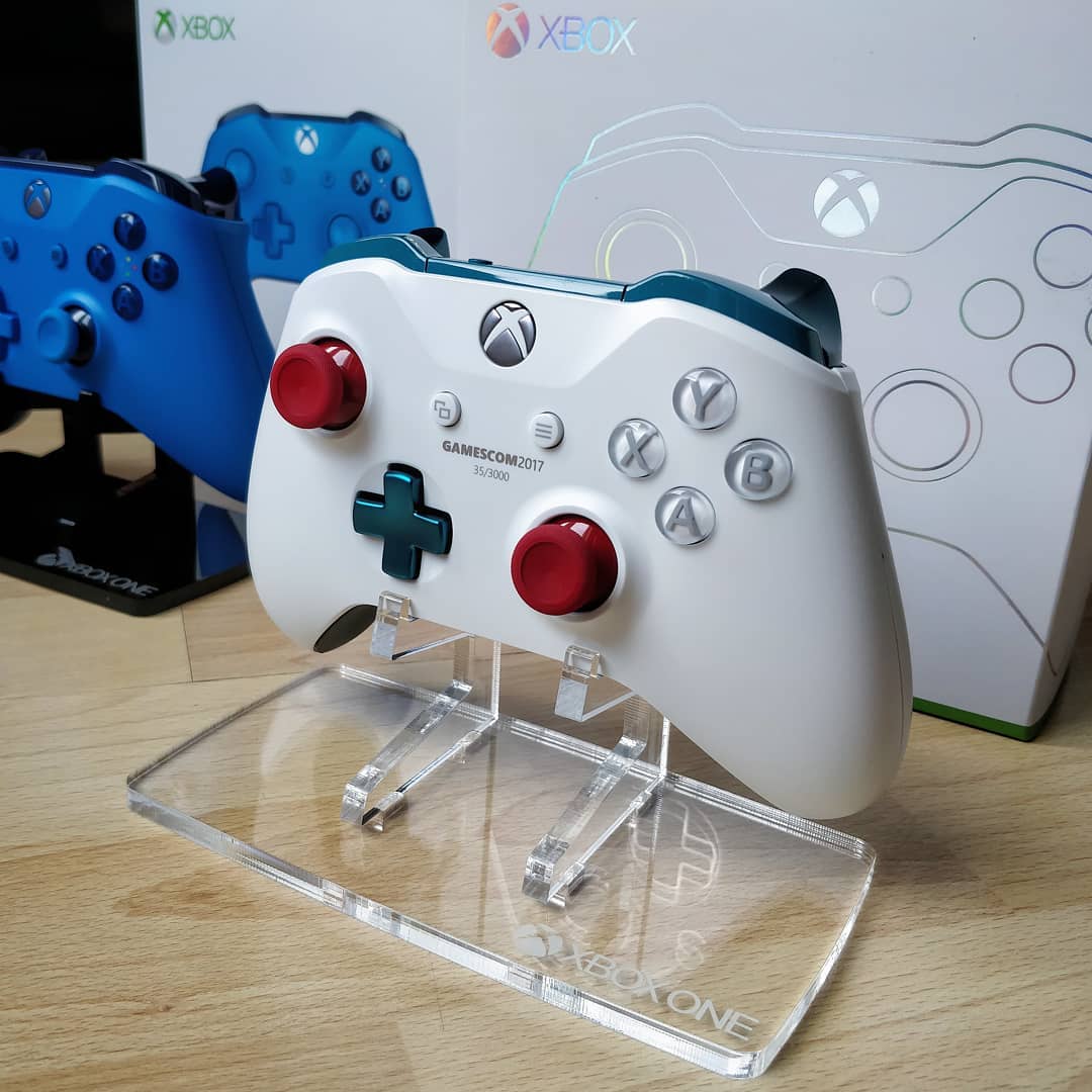 Display stand for Microsoft Xbox One Controller - Crystal Clear | Rose Colored Gaming - 2